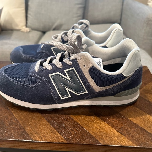 EUC Big kids size 6.5 New Balance 574 Navy Blue - Picture 5 of 7